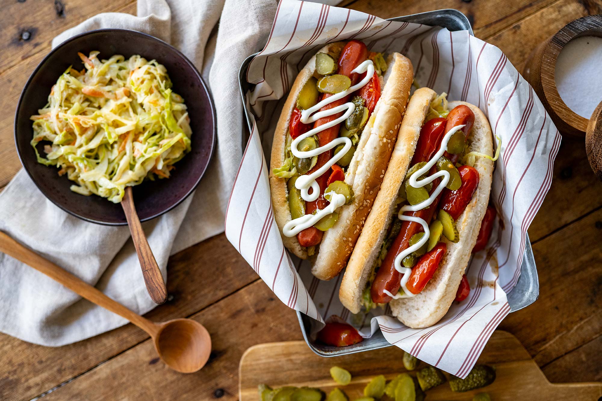 HOT-DOG-KLASIKI-COLESLAW-AGGOURAKI-TOURSI-PSITI-TOMATA